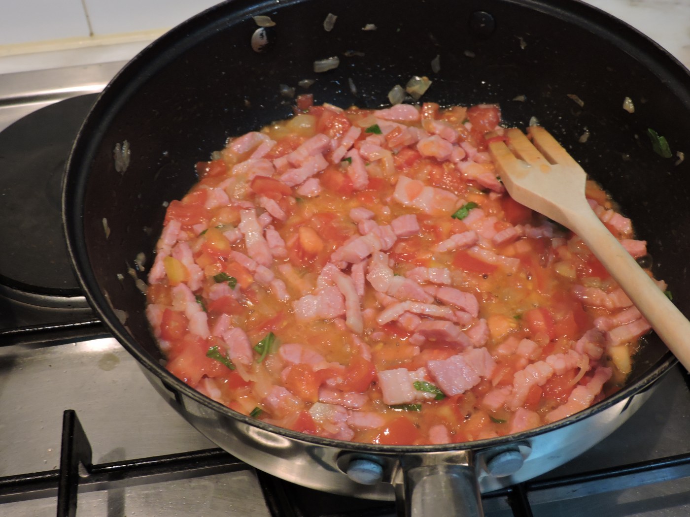 Tortellini cu sos de tomate si bacon