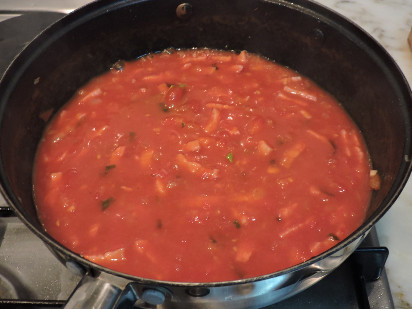 Tortellini cu sos de tomate si bacon