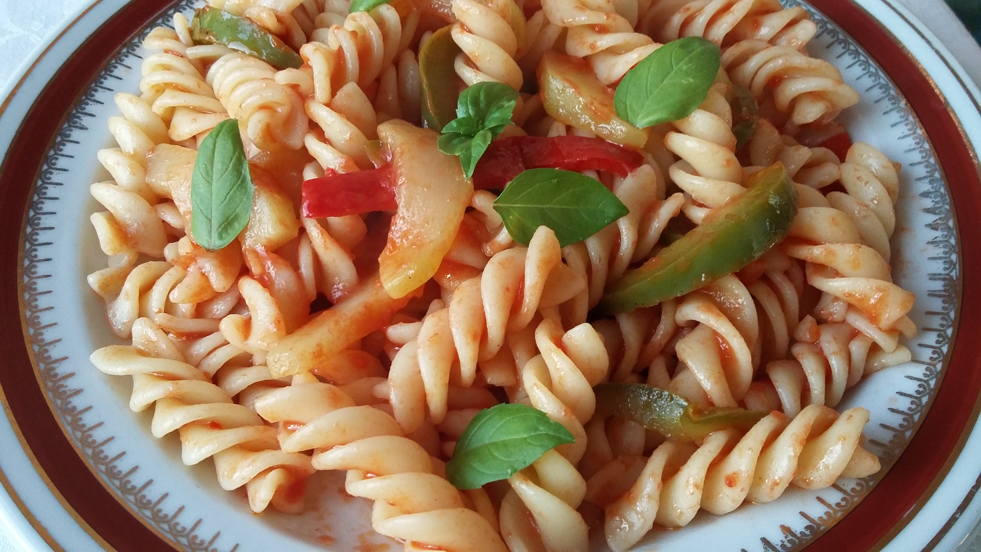 Fusilli cu legume și chilli