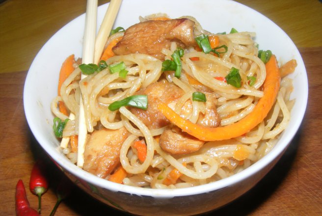 Fried noodles cu pui si legume