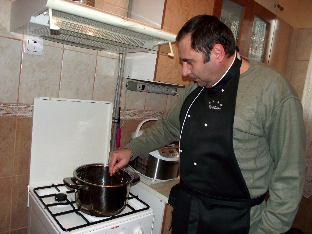 Spaghetti cu conserva din carne si sos de rosii cu usturoi