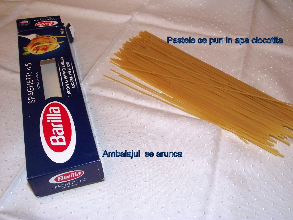 Spaghetti cu conserva din carne si sos de rosii cu usturoi