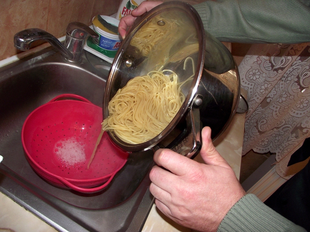 Spaghetti cu conserva din carne si sos de rosii cu usturoi