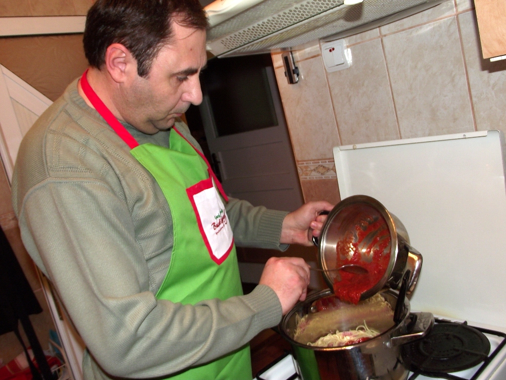 Spaghetti cu conserva din carne si sos de rosii cu usturoi