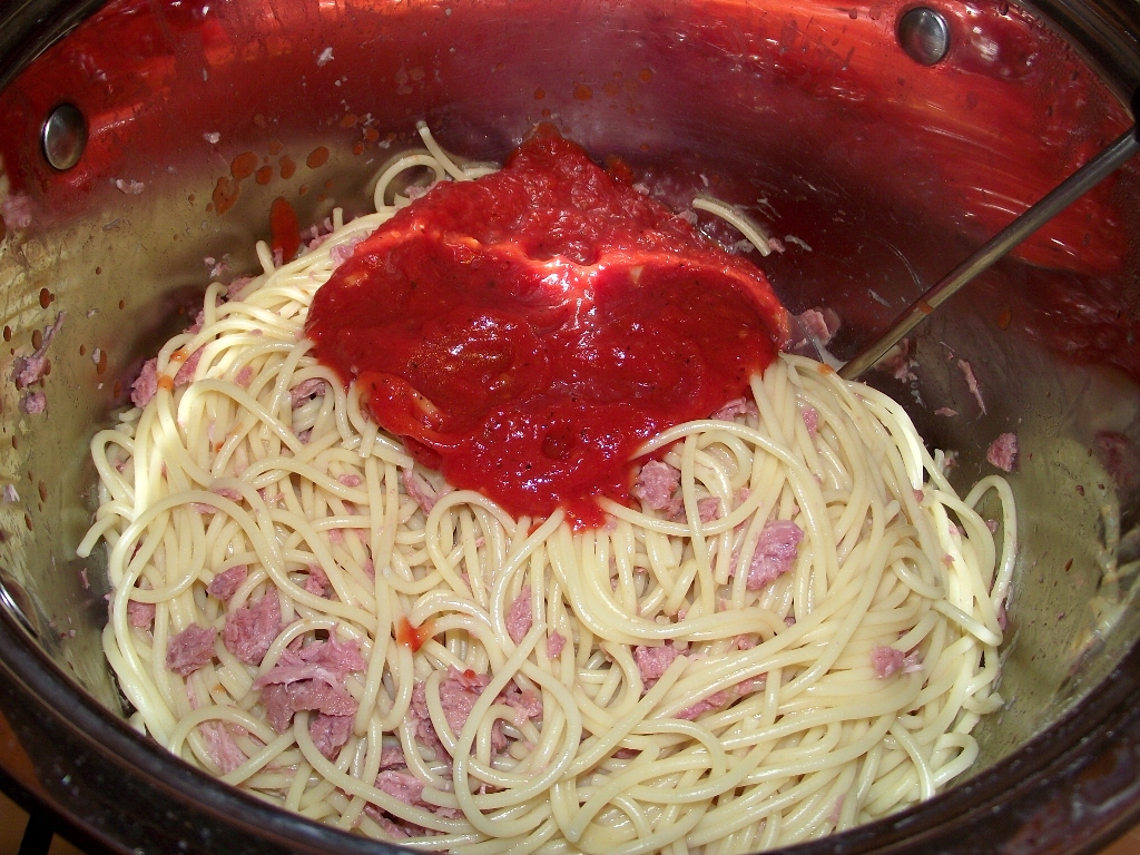 Spaghetti cu conserva din carne si sos de rosii cu usturoi