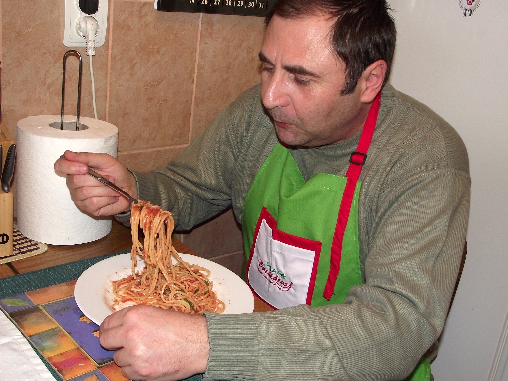 Spaghetti cu conserva din carne si sos de rosii cu usturoi