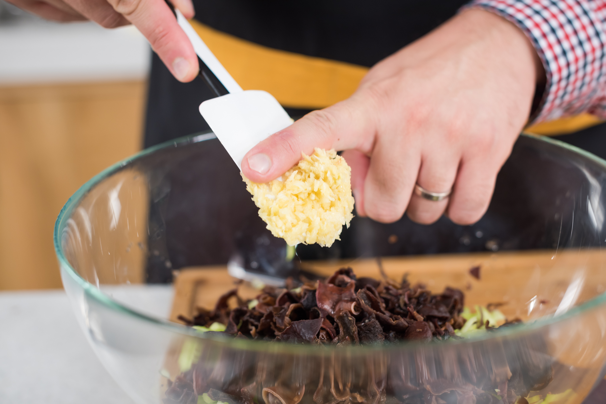 Salata cu urechi de lemn si chipsuri de tortilla cu crema de branza Delaco