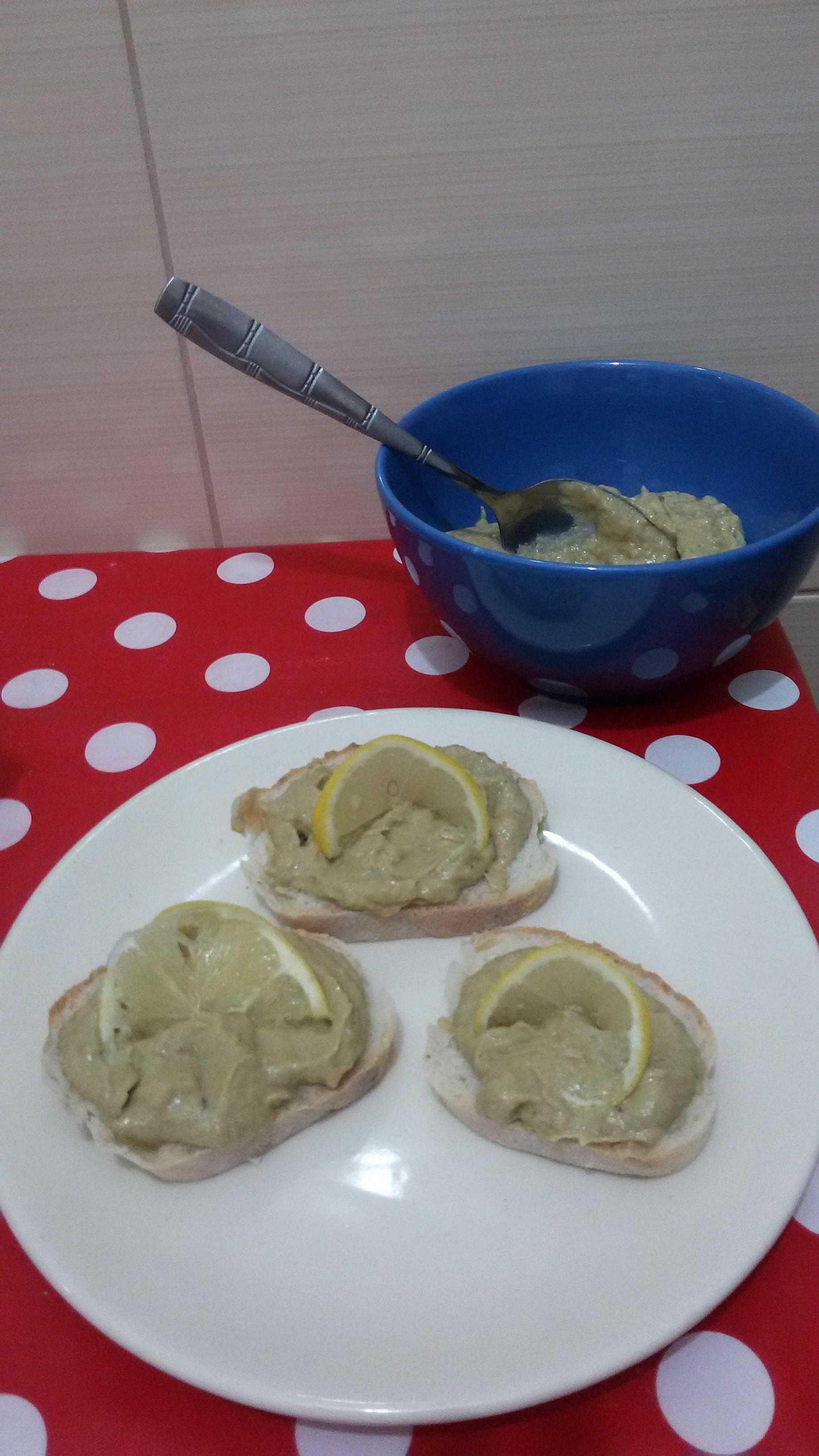 Tartine cu crema de avocado si ton