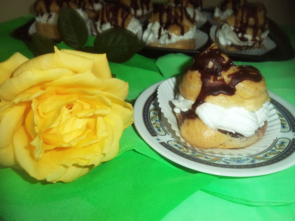 Choux a la creme cu dulceata de zmeura