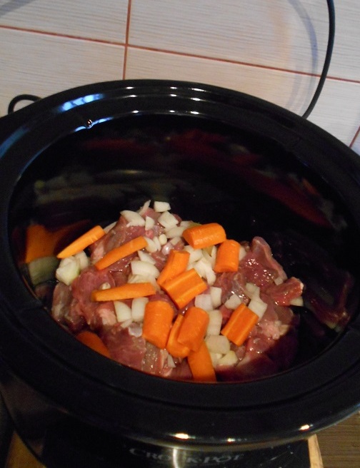 Carne de vitel cu mazare la slow cooker Crock-Pot 4,7 L