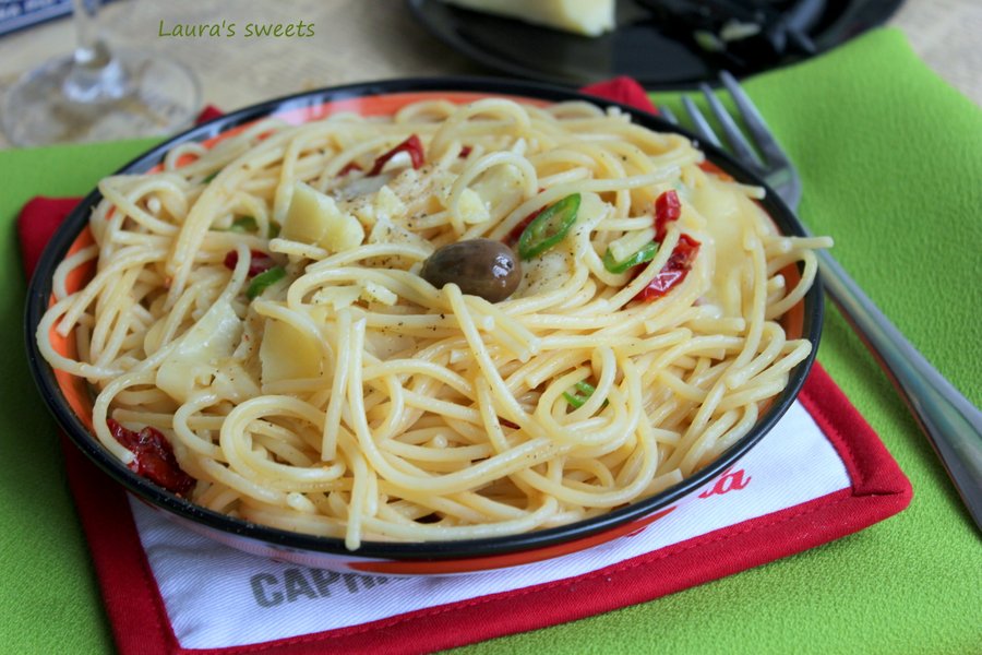 Spaghetti cu branza cheddar, ardei iute si rosii uscate