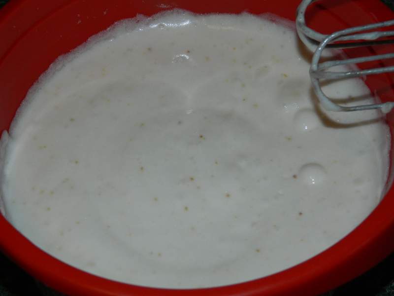 Prajitura cu blat din albusuri cu crema de branza
