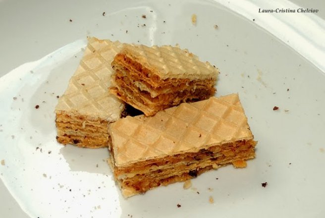 Napolitane cu alune macinate, biscuiti si dulce de leche