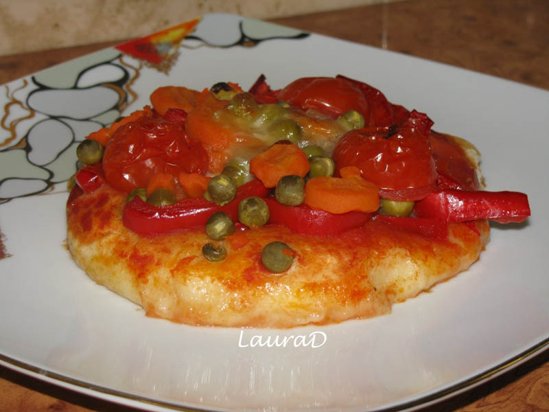 Pizza cu legume de primavara si mozzarella