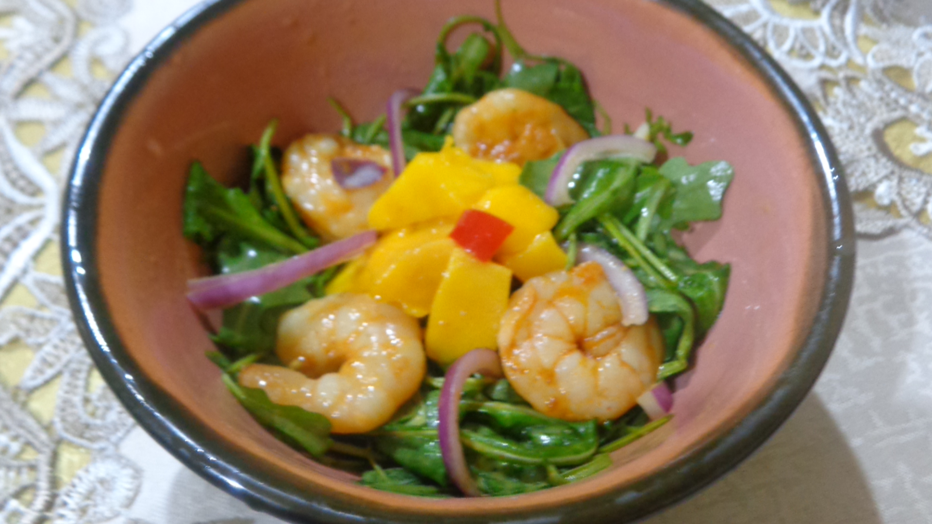 Salata de creveti, rucola si mango