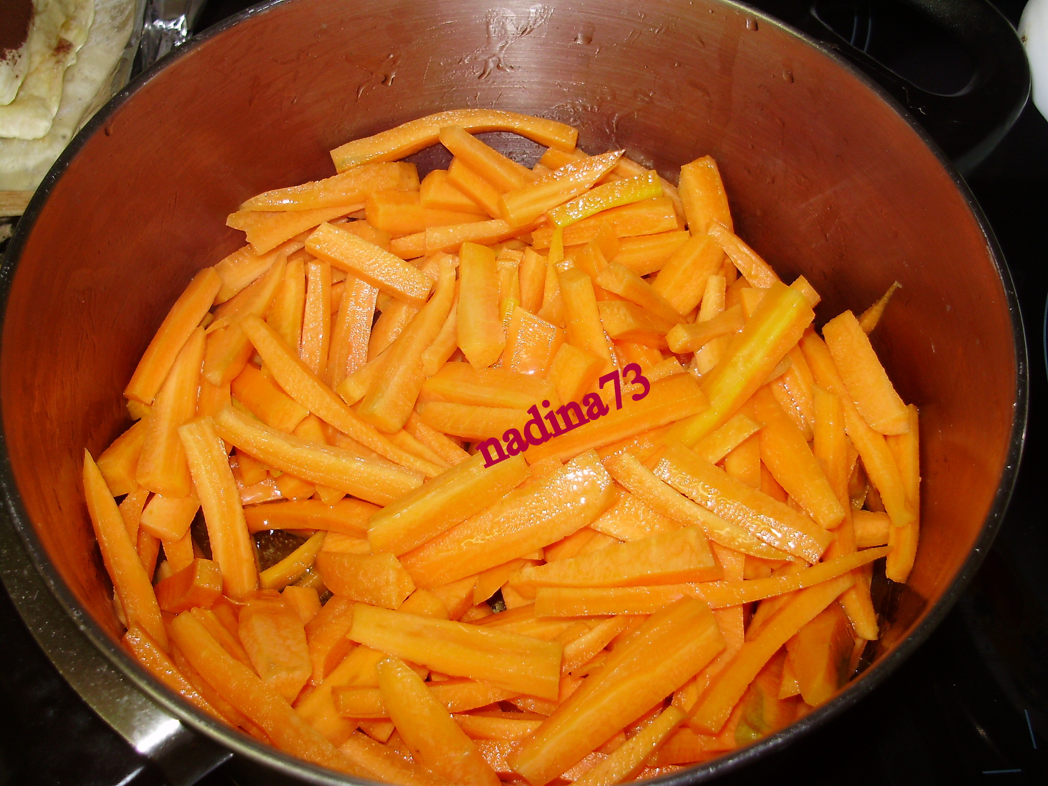 Garnitura de morcovi caramelizati in  vin