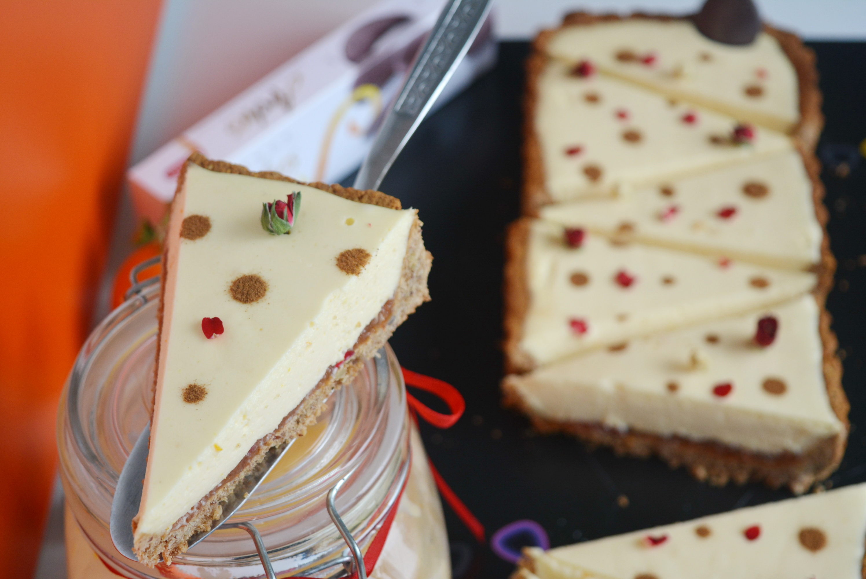 Tarta in crusta de biscuiti cu migdale, dulceata de portocale si crema de frisca cu orange crud