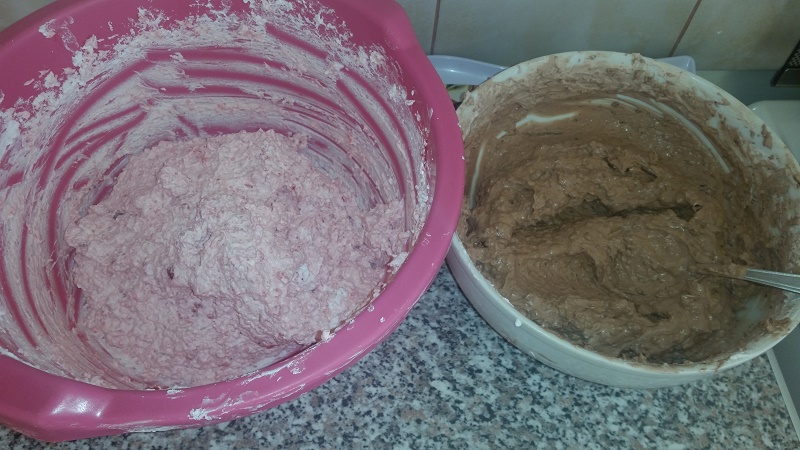 Tort aniversar cu crema de ciocolata ,mousse de zmeura si banda de ciocolata