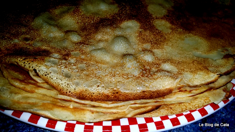 Clatite cu crema de brânză și fructe de pădure