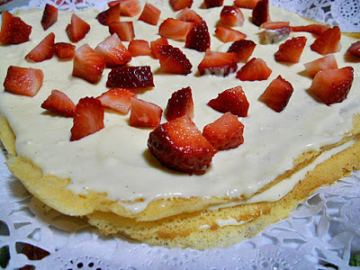 Tort de clatite cu capsuni si crema de vanilie