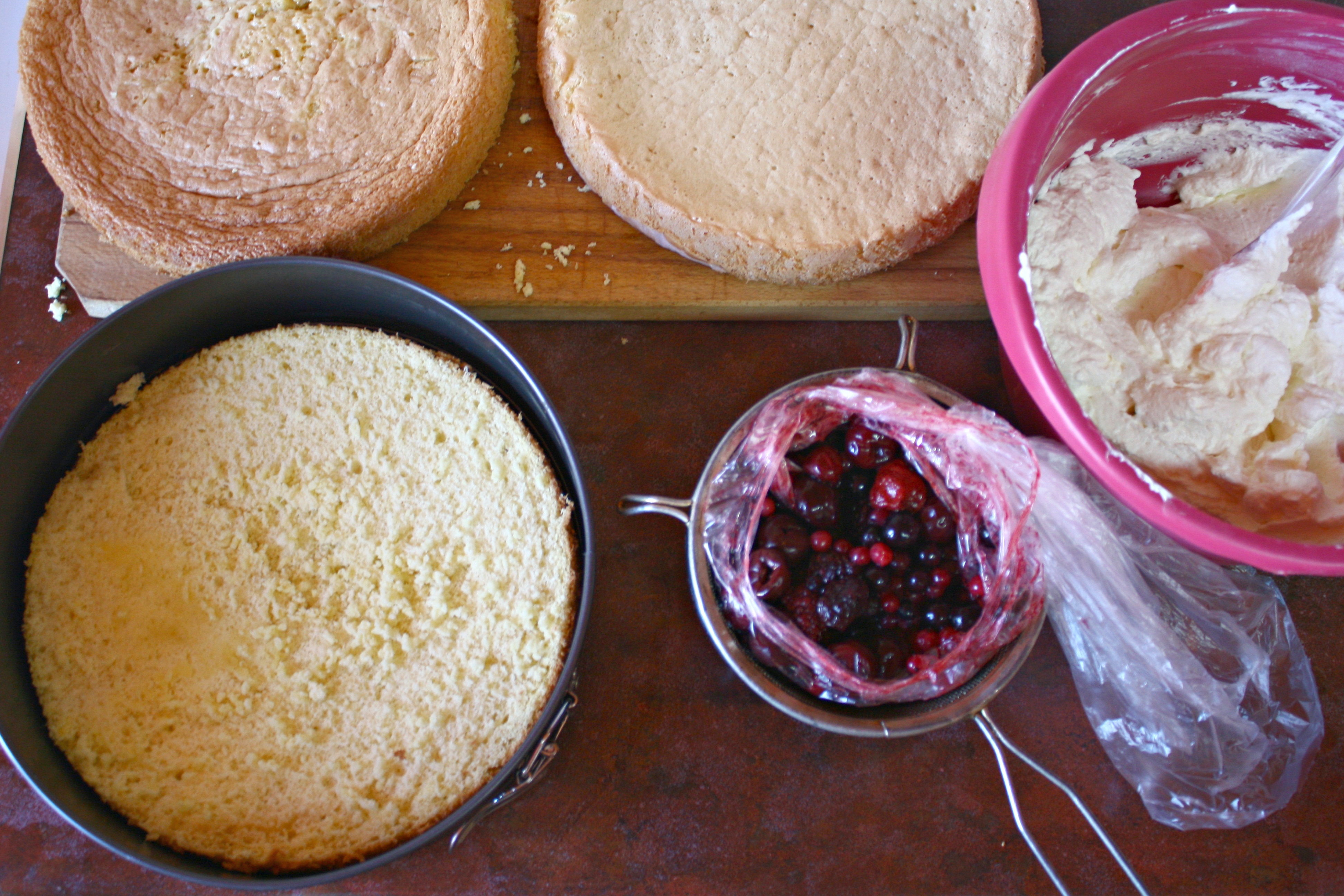 Tort cu crema de mascarpone si fructe de padure