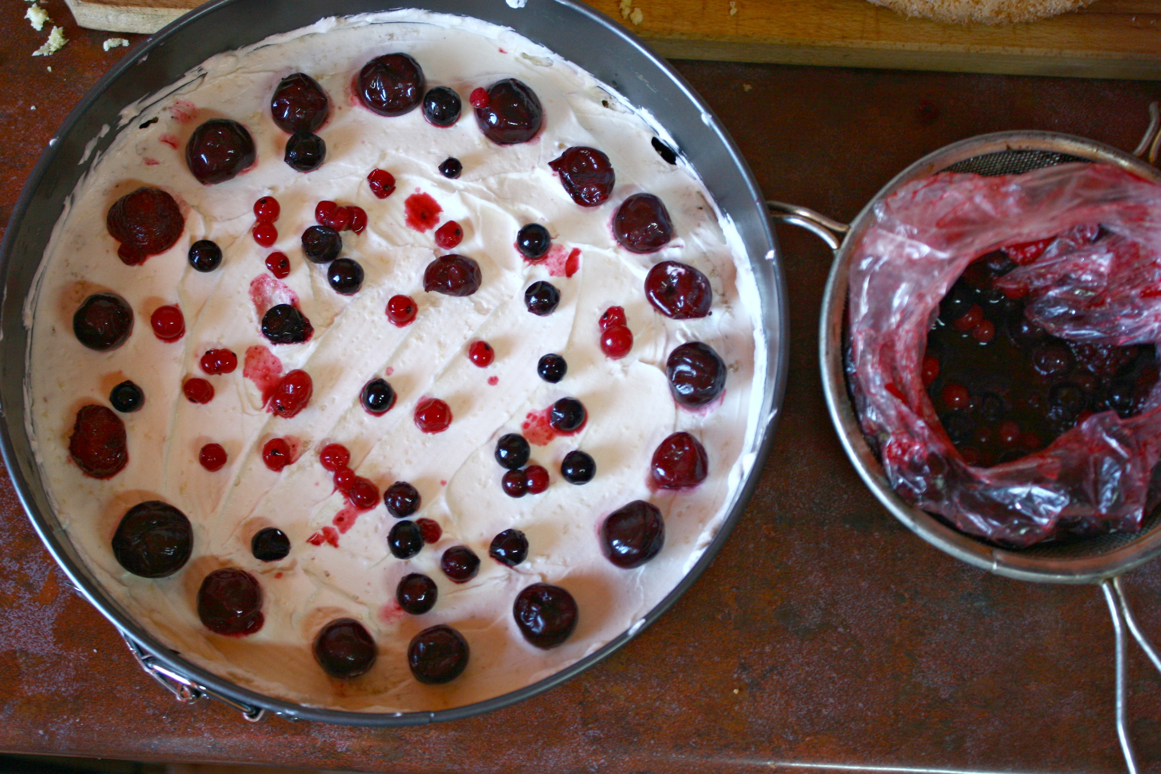 Tort cu crema de mascarpone si fructe de padure