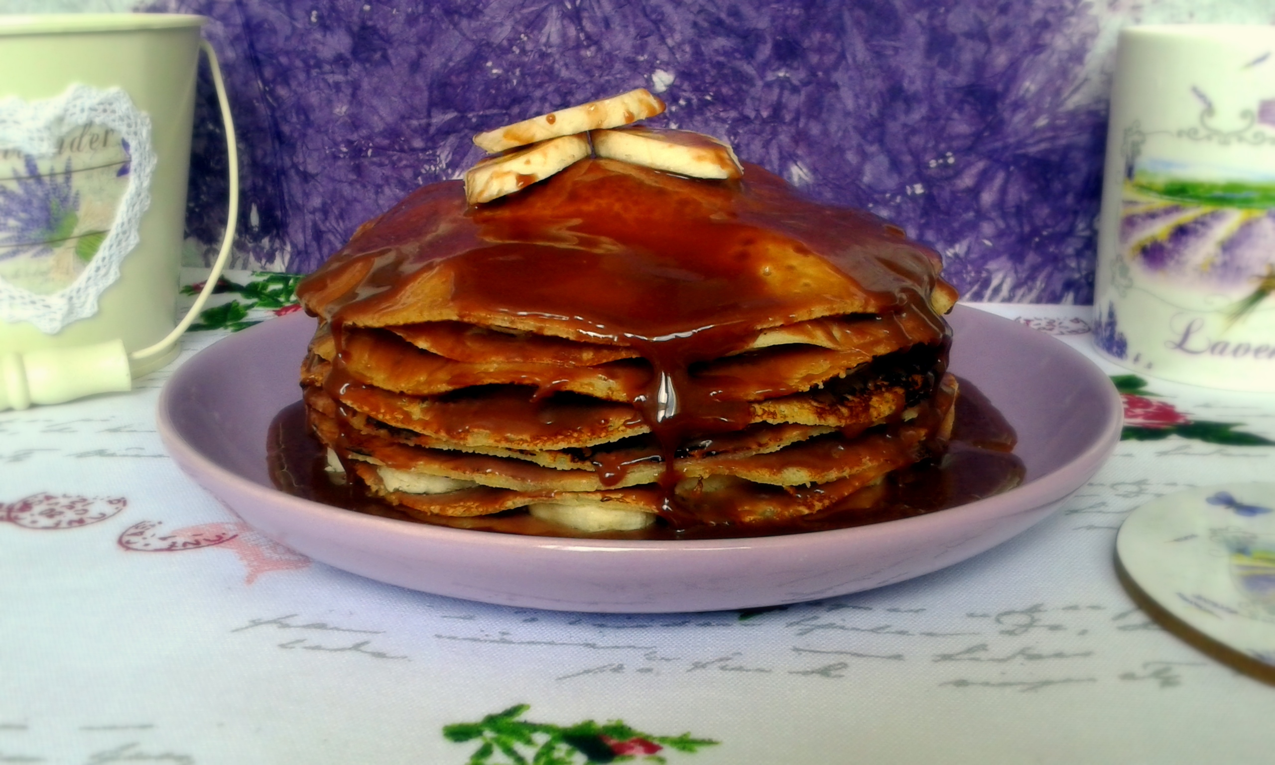 Tort de clatite cu glazura de ciocolata si banane