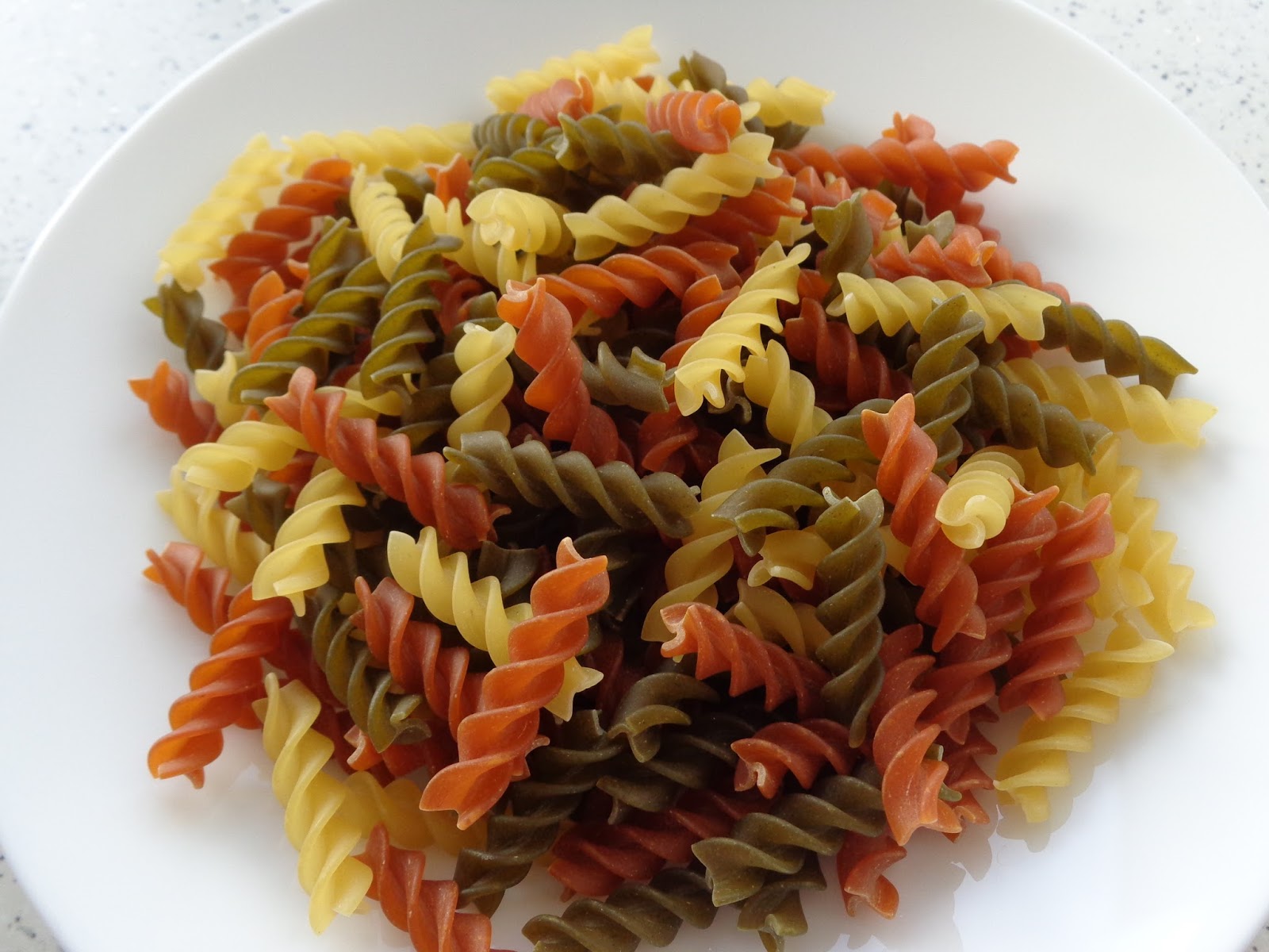 Paste fusilli cu busuioc si sos de rosii