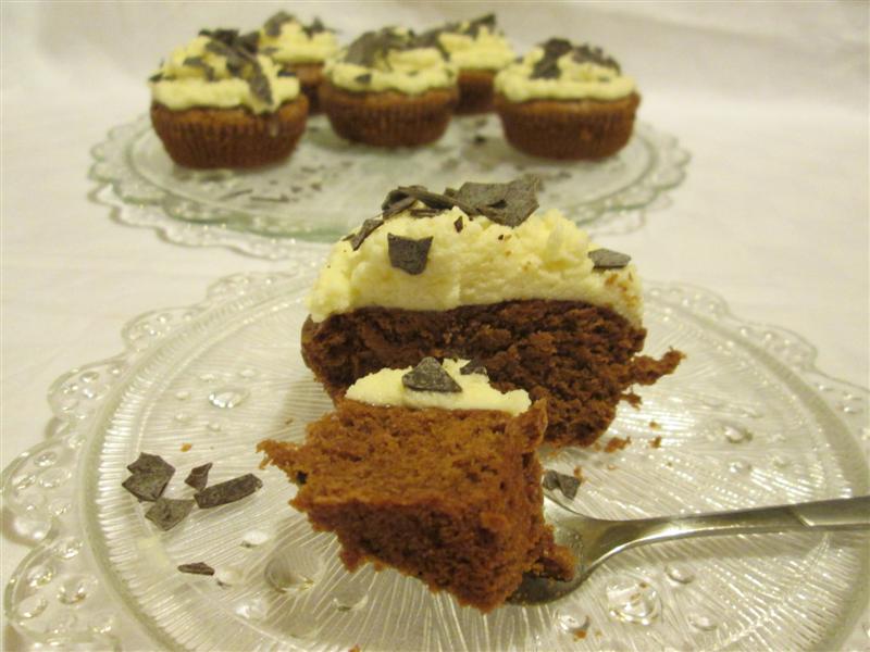 Briose brownie cu crema de ciocolata alba