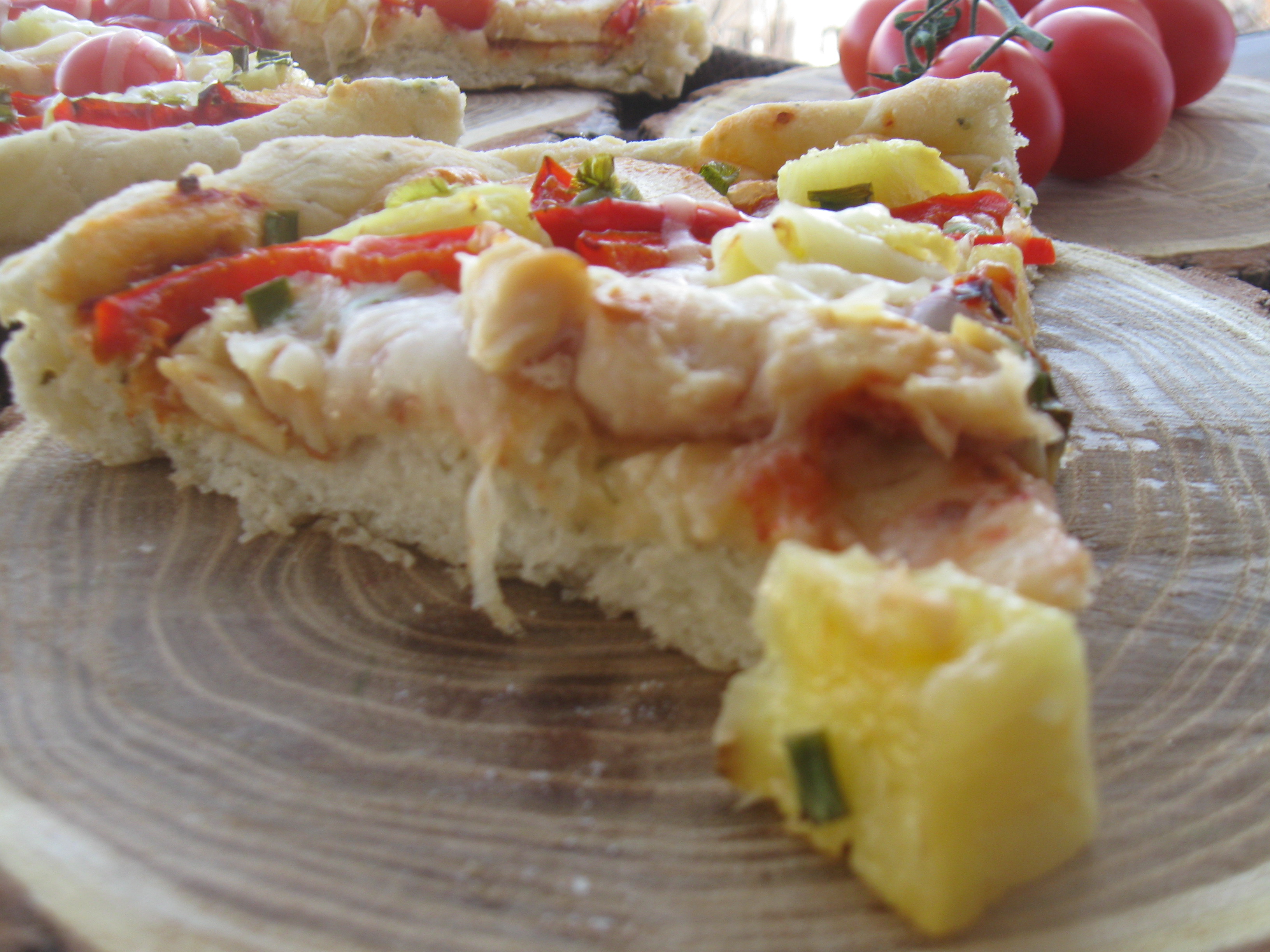 Pizza cu ananas si piept de pui