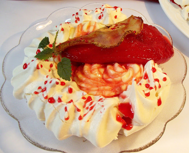 Pavlova cu pere posate in vin rosu