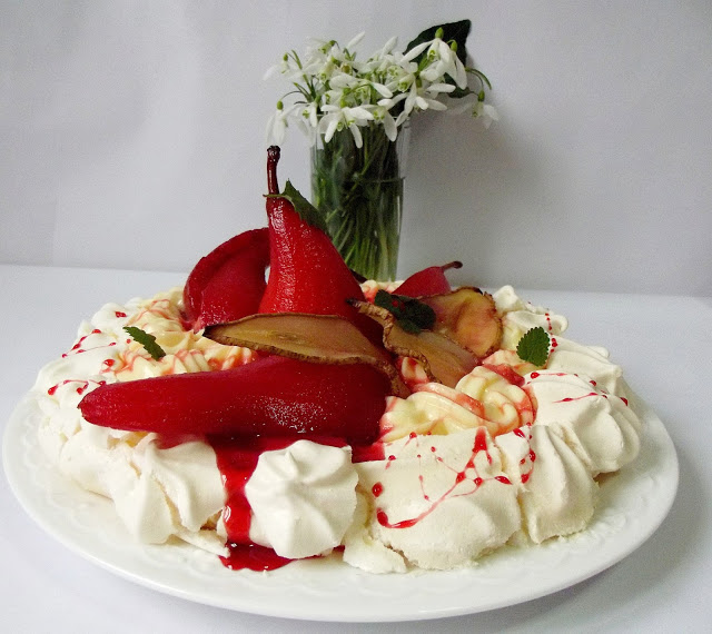 Pavlova cu pere posate in vin rosu