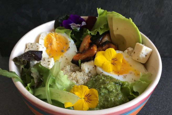 Salata cu Quinoa, dovleac copt si pesto de rucola