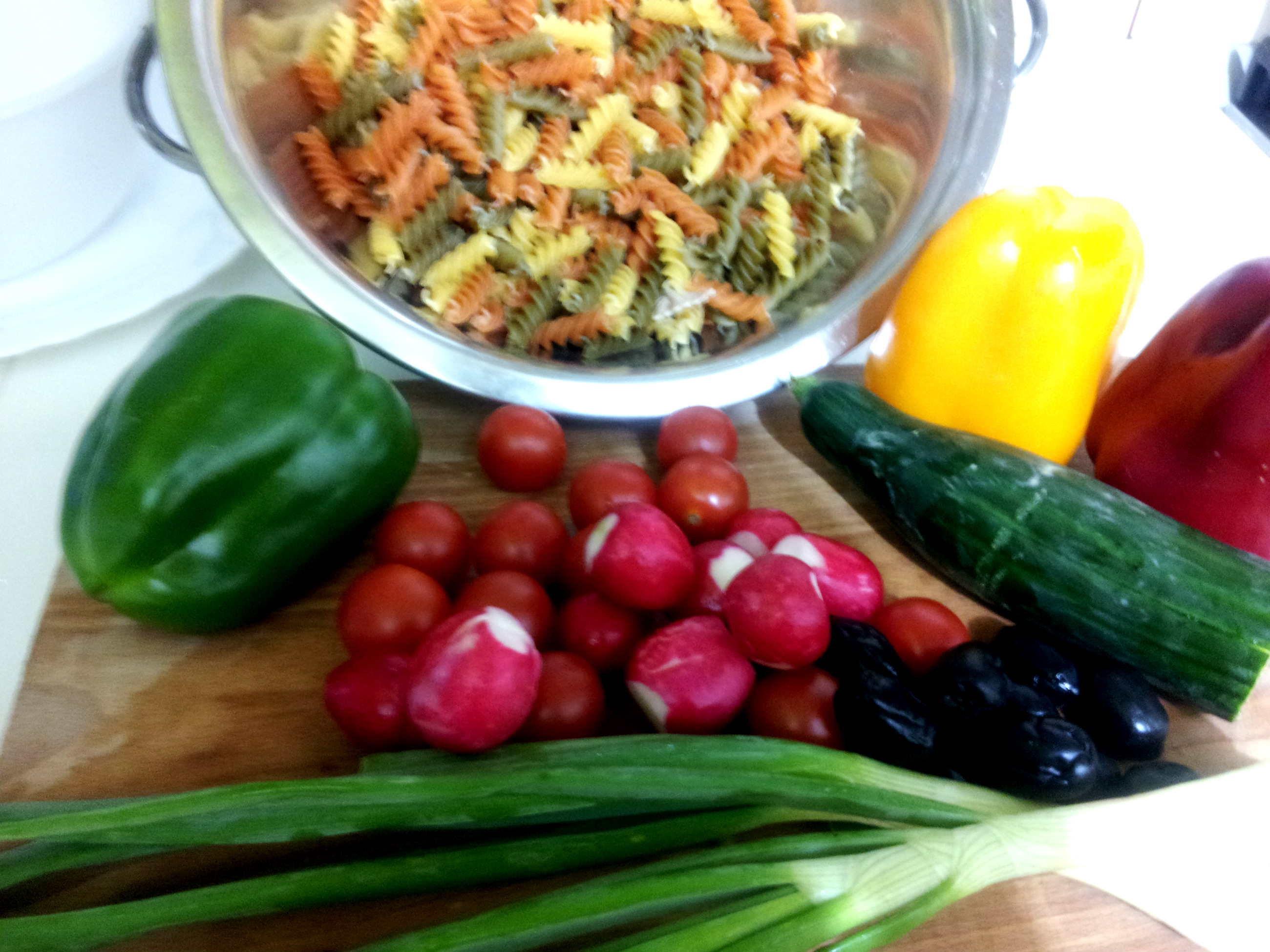 Salata de fusilli cu legume