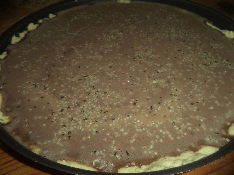 Tarta cu crema de ciocolata si seminte de canepa