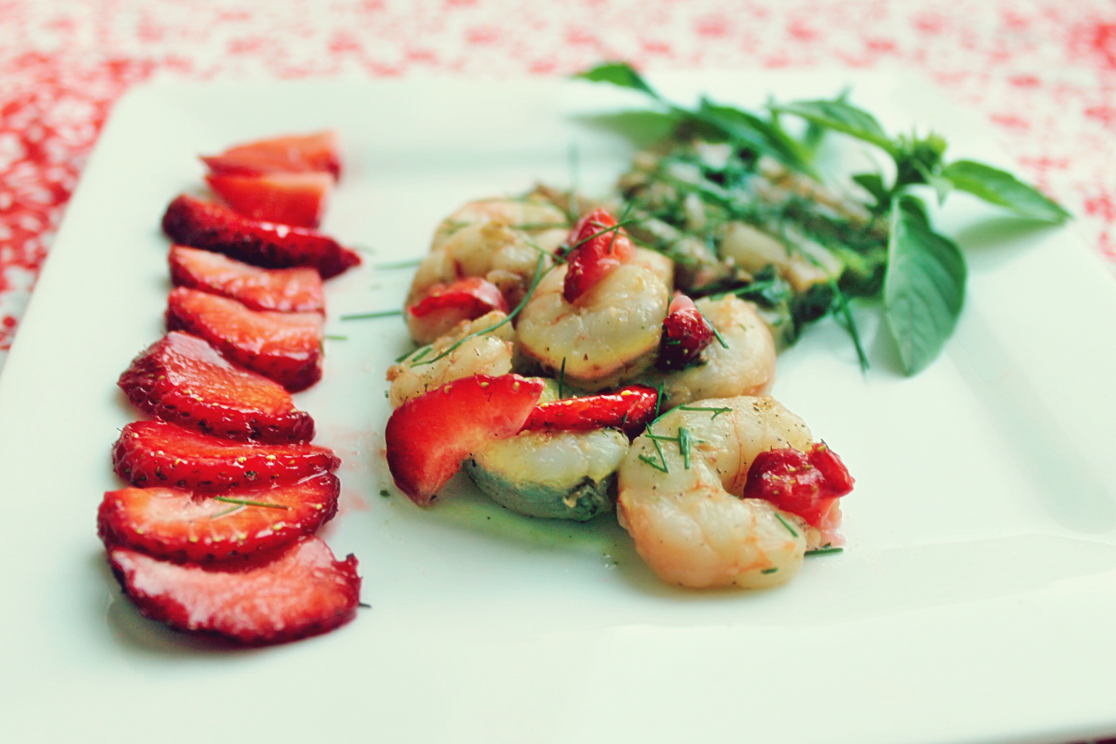 Salata de capsuni, creveti si sparanghel