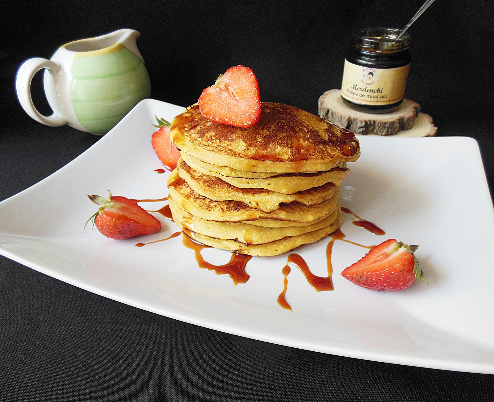 Pancakes cu branza, stafide si sirop de struguri si mar fara zahar