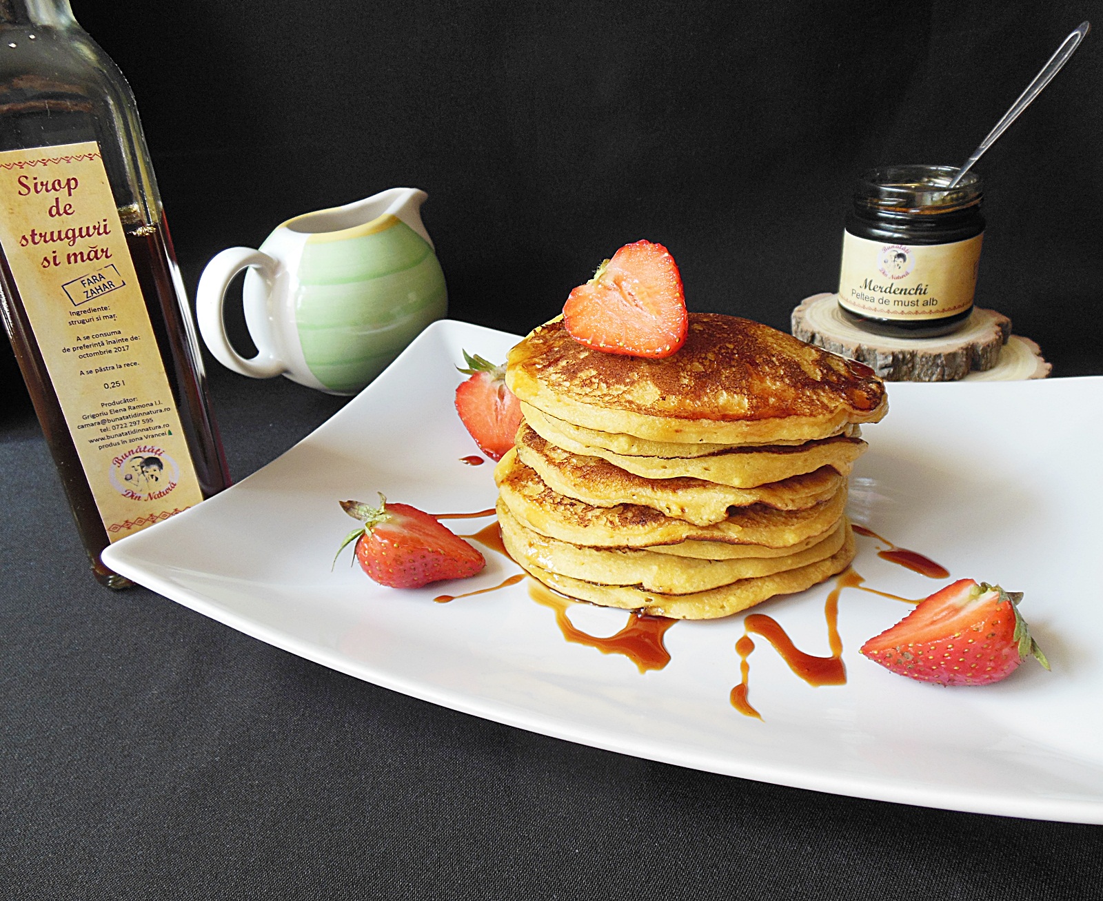 Pancakes cu branza, stafide si sirop de struguri si mar fara zahar