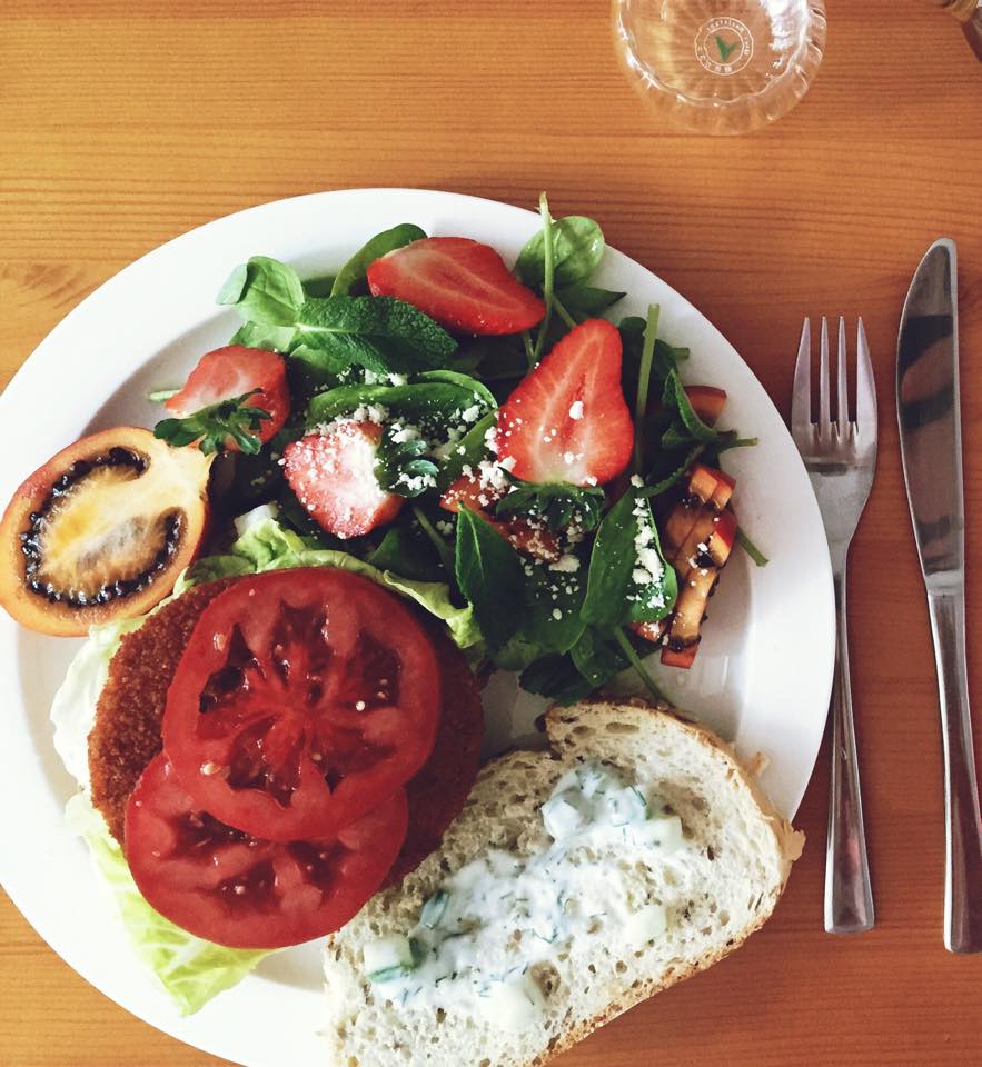 Burger vegetarian cu sos Tzatziki si salata de spanac cu tomarillo si capsuni