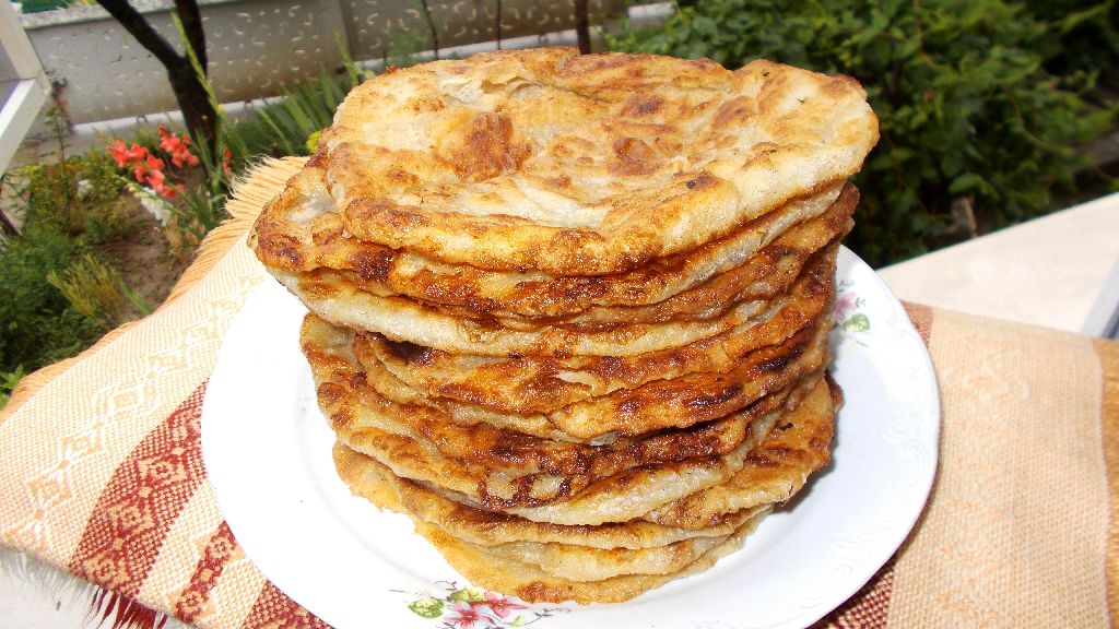 Foietaj de casa cu unt si ricotta la tigaie