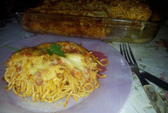 Spaghete cu bacon si sos bolognese