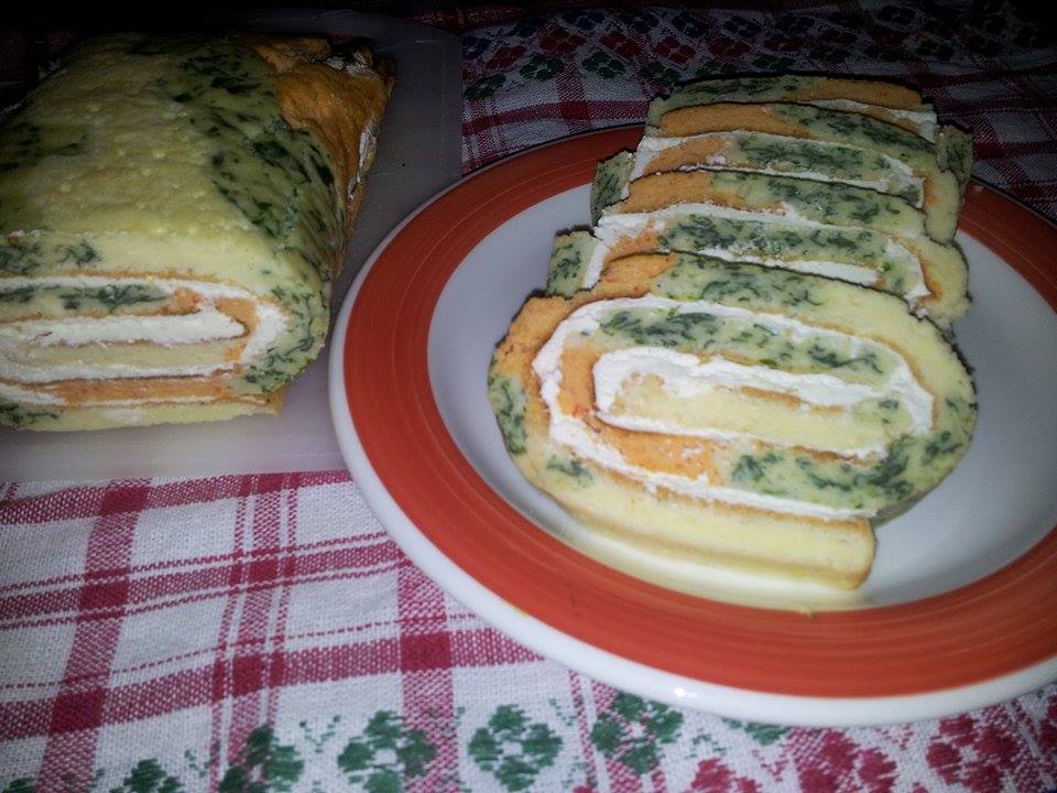 Rulada tricolora umpluta cu crema de branza