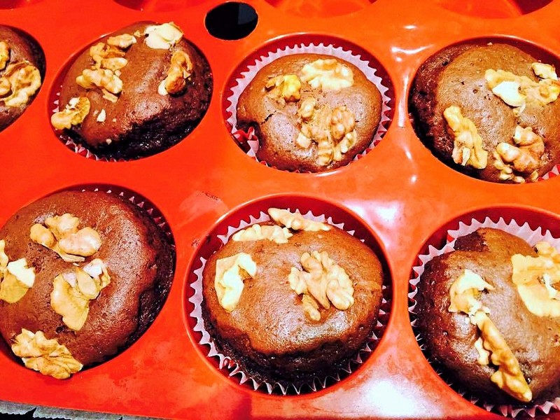 Muffins cu cacao, sirop de artar si nuci