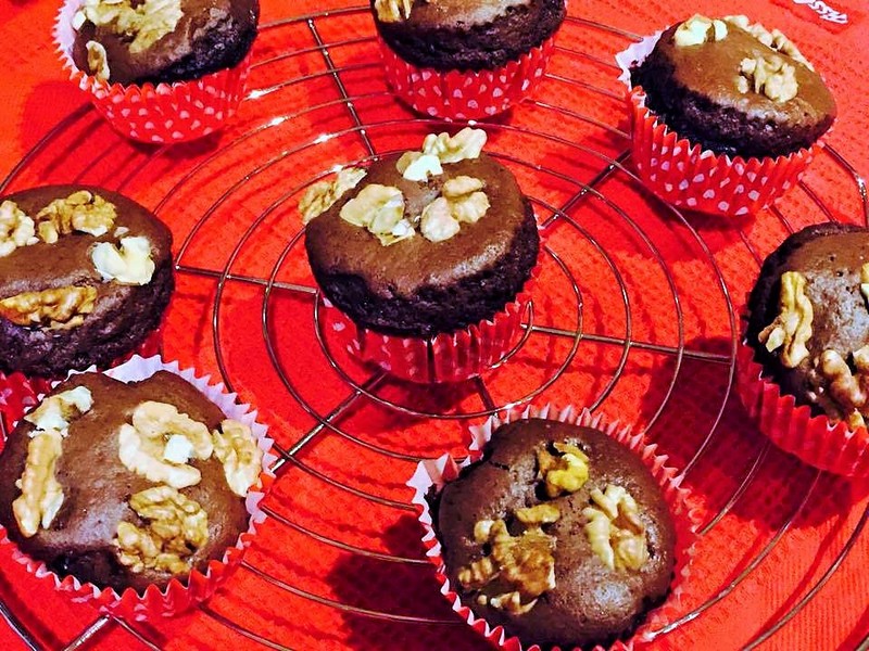 Muffins cu cacao, sirop de artar si nuci