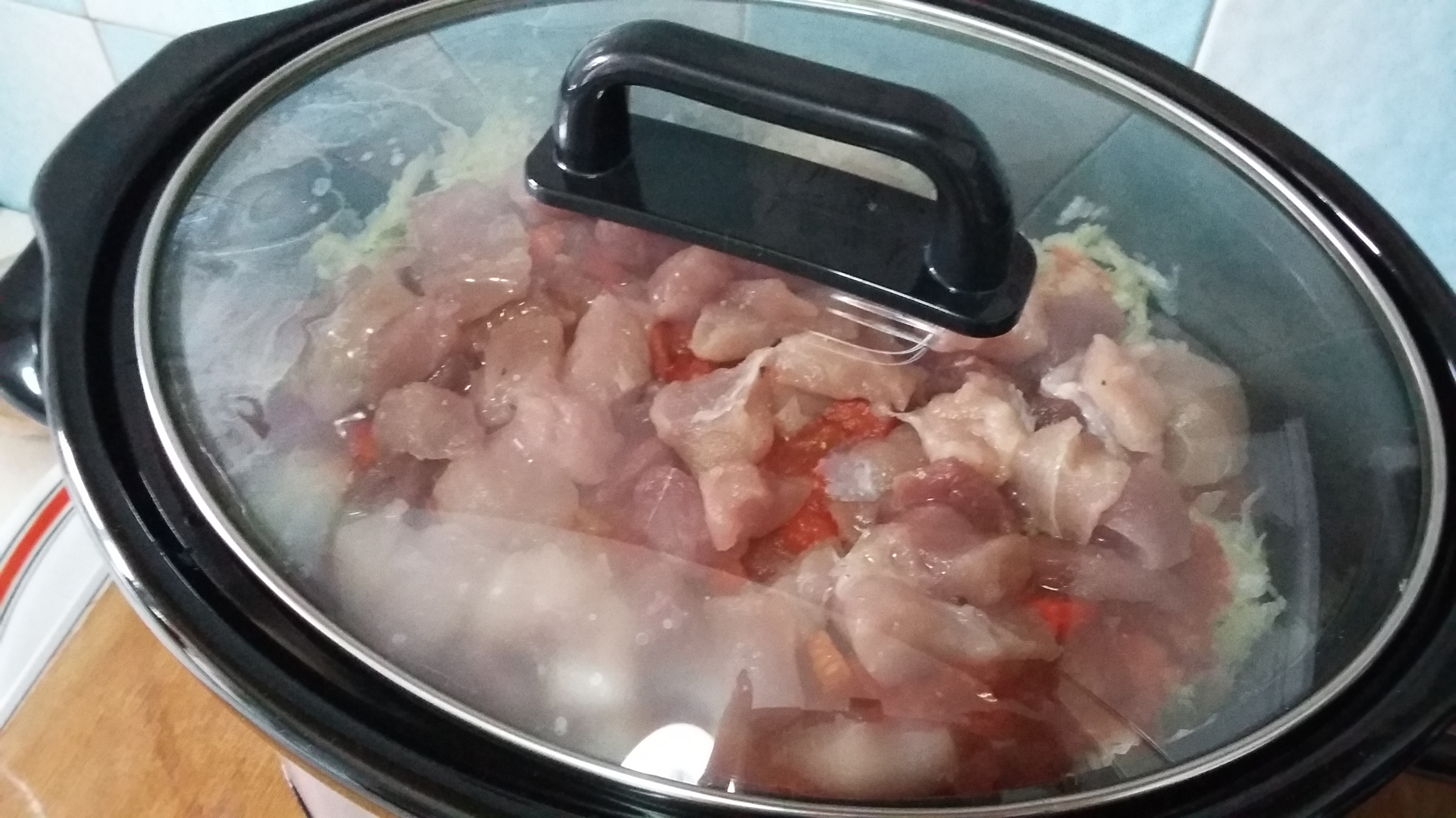 Varza dulce cu carnati si carne de porc la slow cooker Crock-Pot