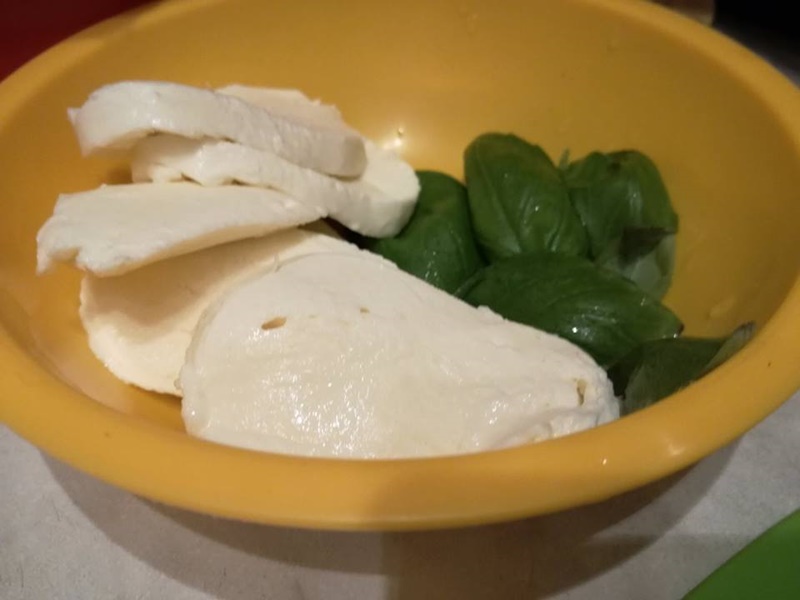 Piept de pui cu mozzarella si rosii la cuptor