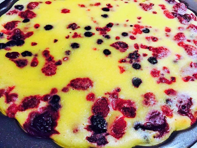 Clafoutis cu lamaie si fructe de padure