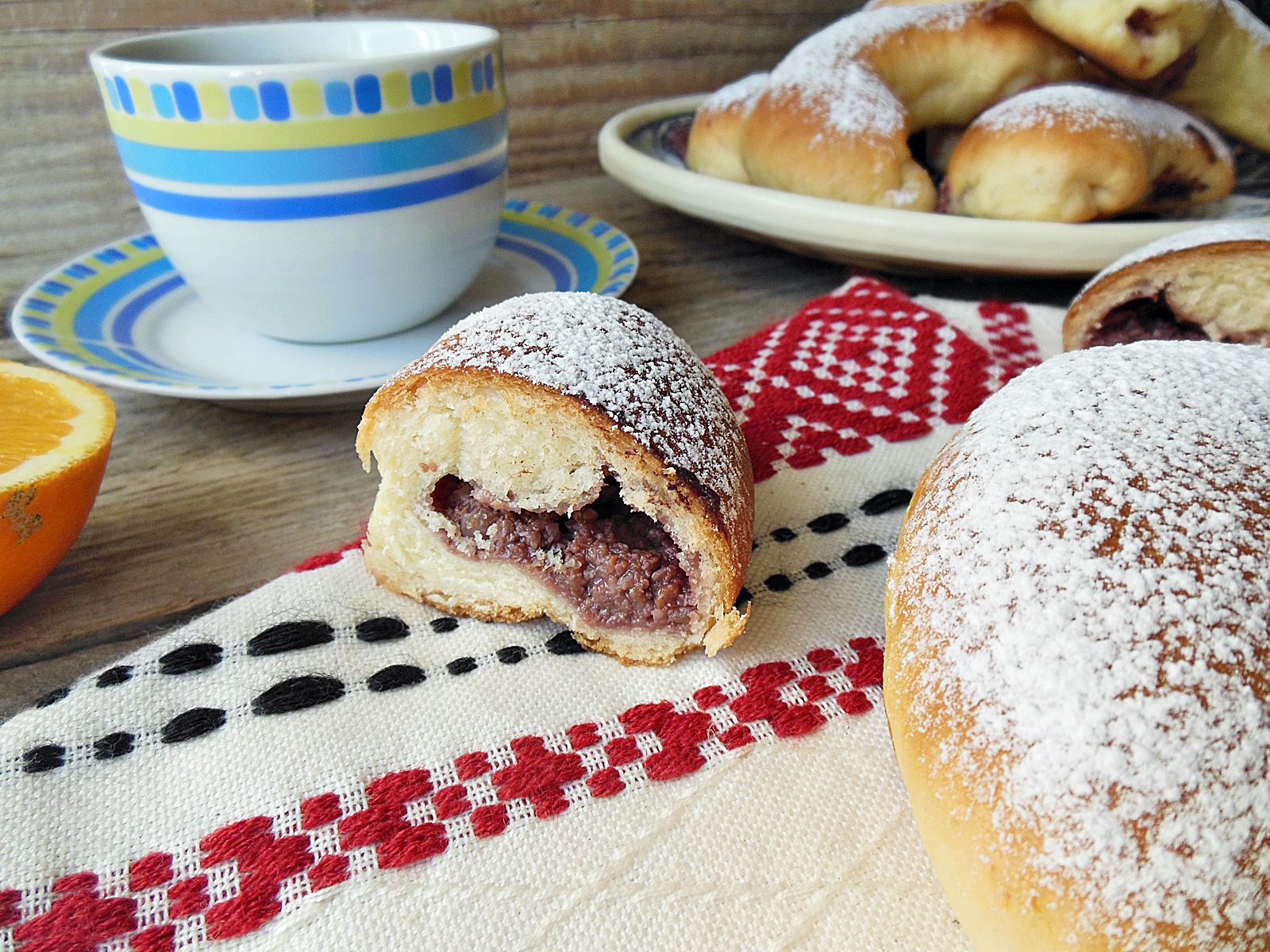 Cornuri cu suc de portocale gem de prune si nuca