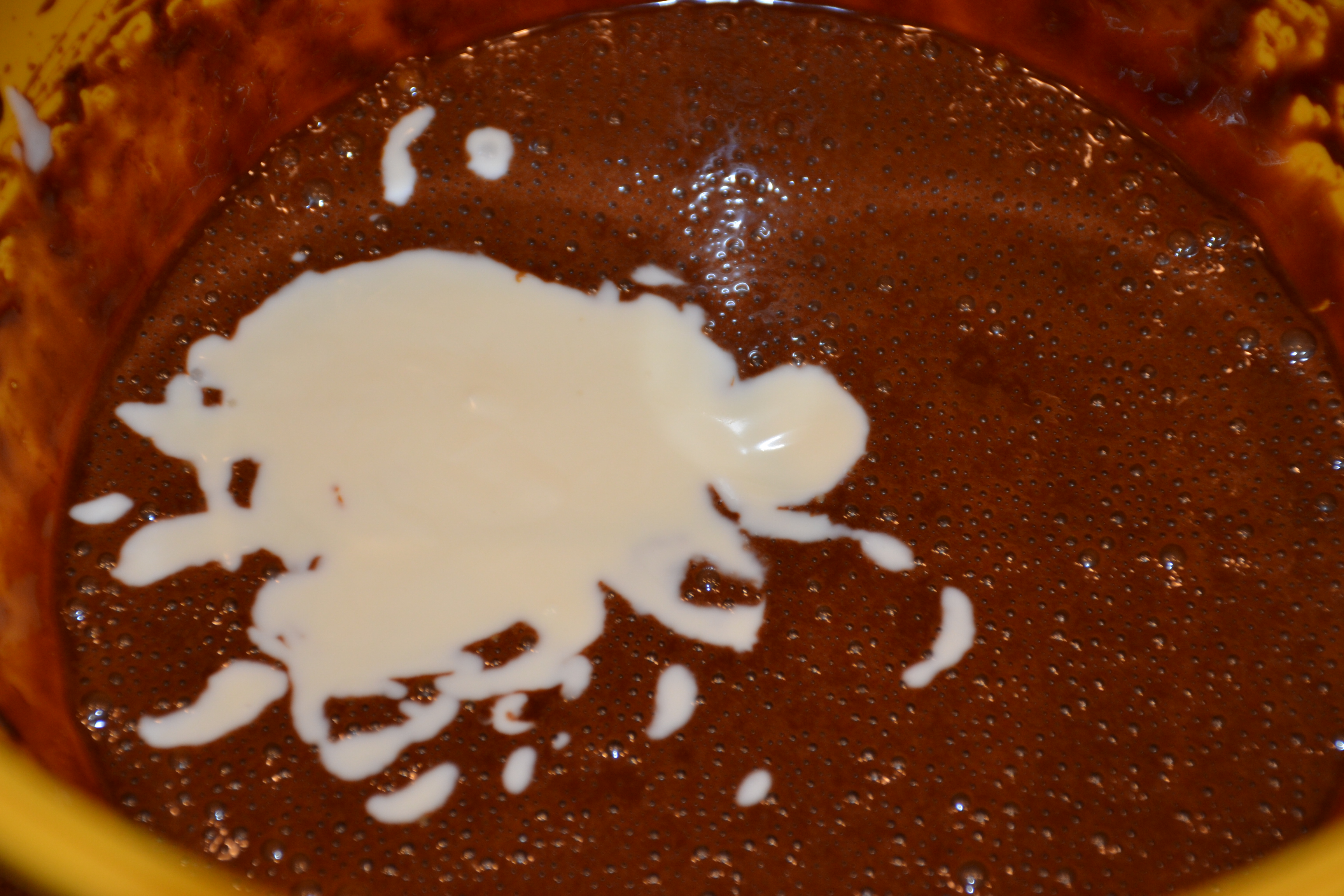 Tort de ciocolata cu mousse de iaurt si mure