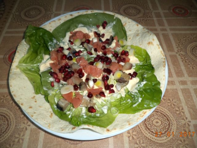 Tortilla cu peste afumat si samburi de rodie